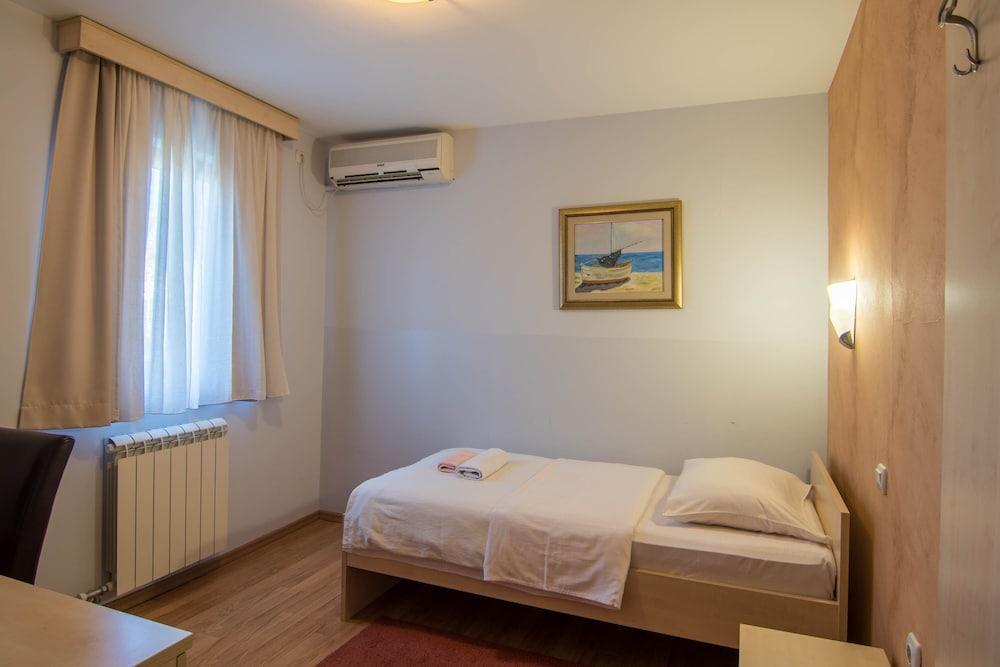 Hotel Ambiente بودغوريتْسا المظهر الخارجي الصورة