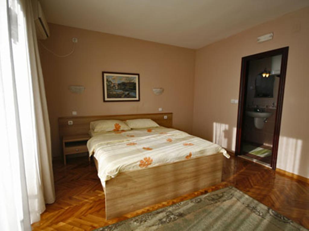 Hotel Ambiente بودغوريتْسا الغرفة الصورة