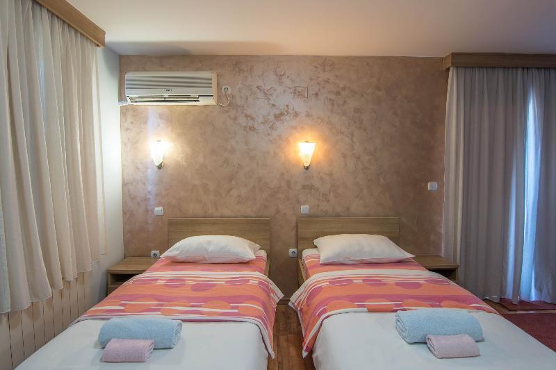 Hotel Ambiente بودغوريتْسا المظهر الخارجي الصورة